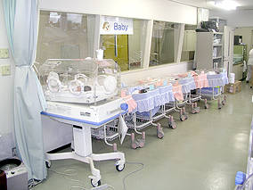 十分なスペースのある新生児室の写真